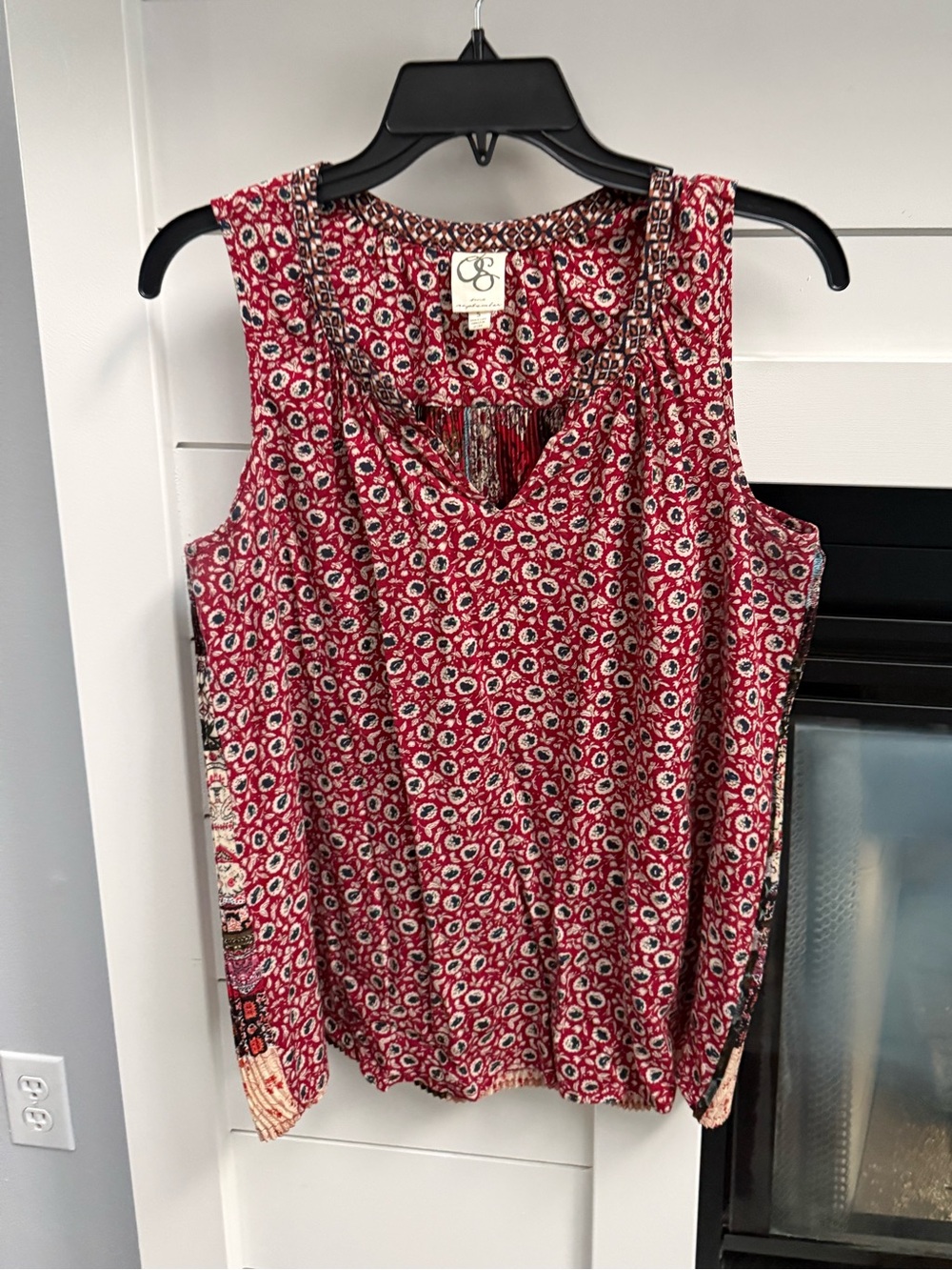 One September Red boho Printed Sleeveless V-Neck Blouse size Small